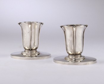 Home citizen. A pair of low silver candlesticks for block candles, anno 1939 (2)