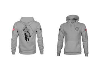 Hoodie af RXD med grafiske illustration af politiassistent Mads Frederiksen