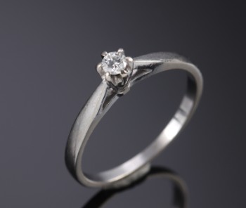 GIF. Solitaire ring of 14 kt. white gold, 0.10 ct.
