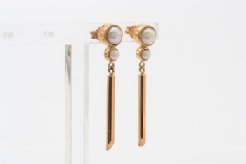 Pair of earrings with freshwater cultured pearls, 8 kt. gold