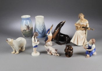 Dahl-Jensen, Royal Copenhagen, Bing & Grøndahl. En samling figurer og vaser af porcelæn og stentøj (10)