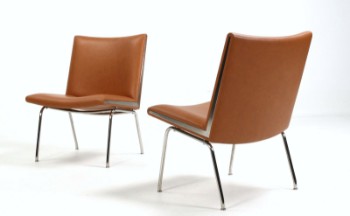 Hans J. Wegner. A pair of lounge chairs, the Airport chair newly upholstered (2)