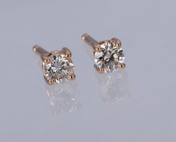A pair of solitaire earrings in 18 kt. rose gold, total 0.25 ct. (H-I/SI) (2)