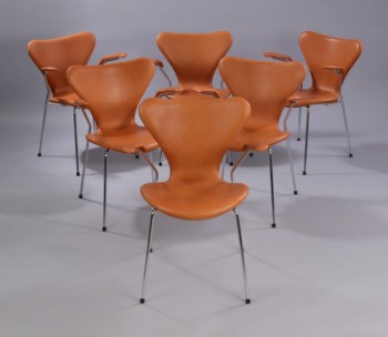 Arne Jacobsen. Et sæt på seks armstole Syveren, model 3207, cognacfarvet anilinlæder (6)