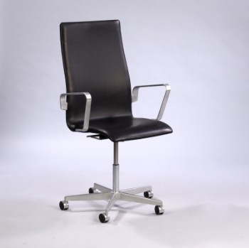 Arne Jacobsen. Oxford office chair, medium high back, black aniline leather
