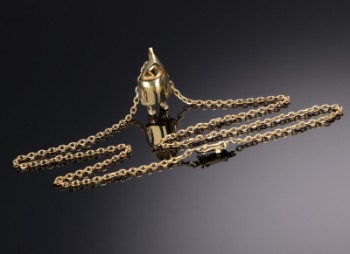 Take Hansens Guldsmedie. Large Thulemand pendant of 14 kt. gold with necklace (2)