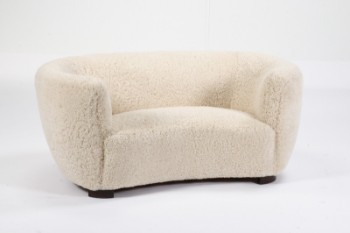 Dansk møbelproducent. To-personers sofa, 1940erne. Nybetrukket med lammeskind