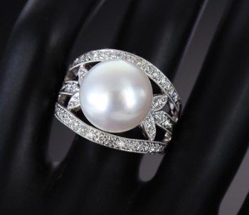 Extraordinary South Sea pearl and diamond ring of 18 kt. white gold, total 0.49 ct.