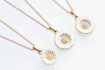 Three Marguerite necklaces in gold-plated sterling silver (3)