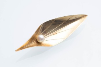 Gold brooch of 14 kt gold with a synthetic pearl