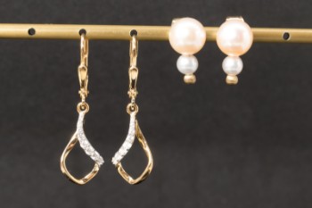 Two pairs of earrings in 8 kt gold with cubic zirconia and pearls. (4)
