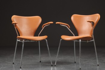 Arne Jacobsen. To armestole, Syveren, model 3207, cognacfarvet læder (2)
